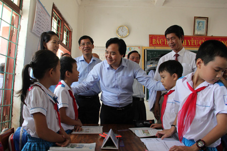 Bộ trưởng Phùng Xuân Nhạ  thăm Trường Tiểu học Đại Phong, huyện Lệ Thủy, Quảng Bình.